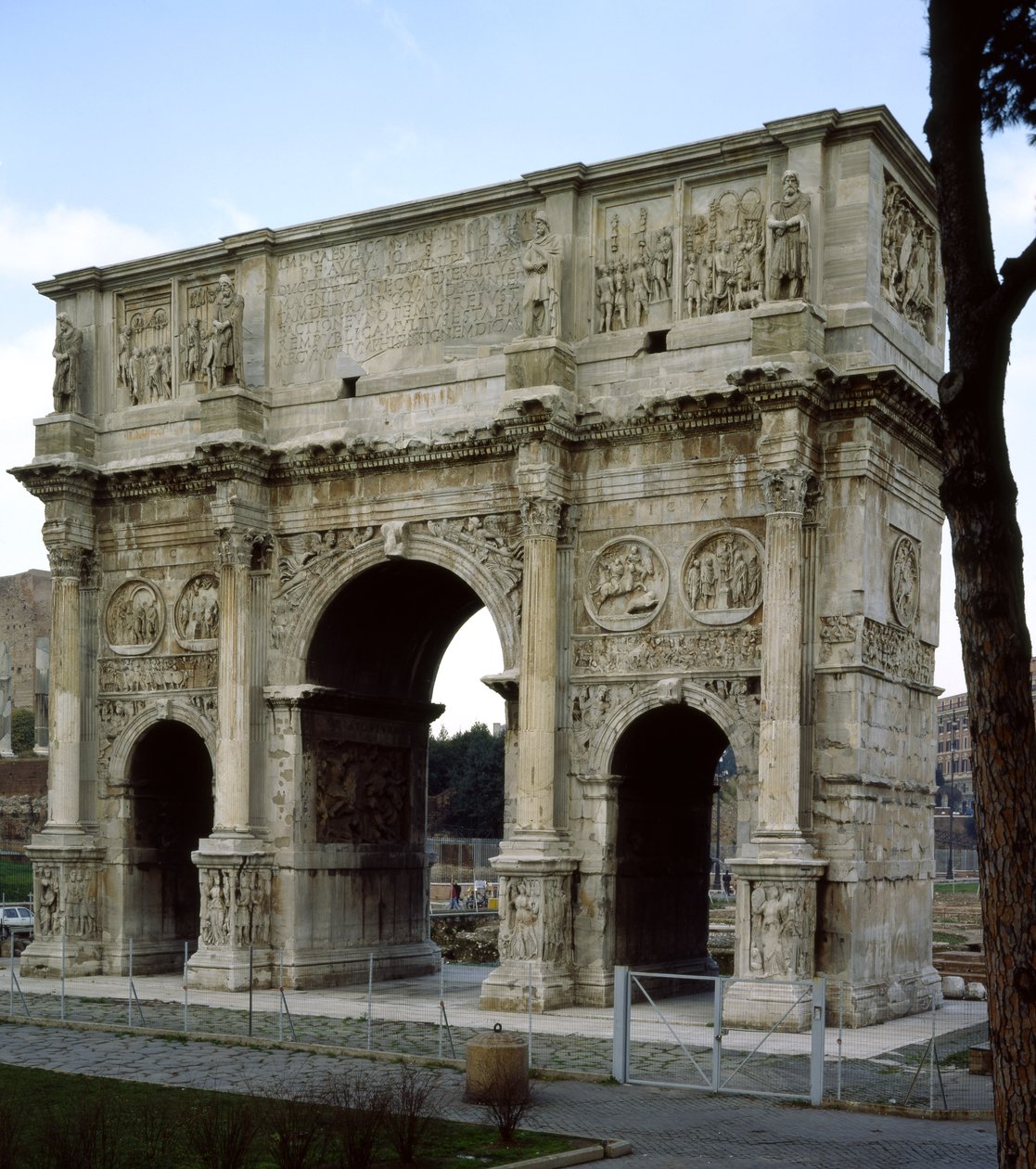 Vista do Arco de Constantino do sul de Roman