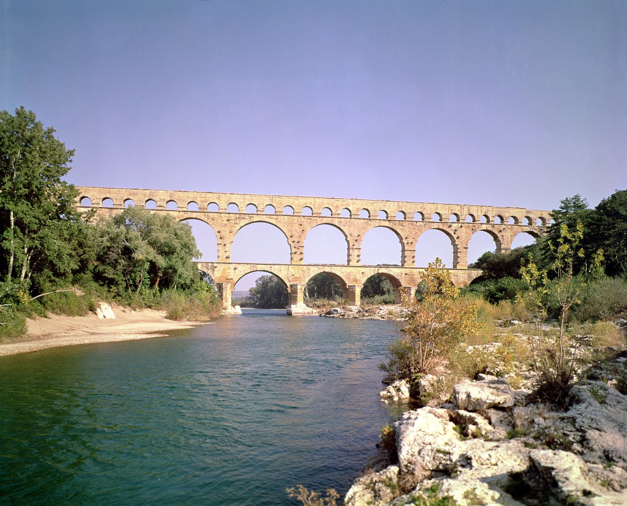 Vista do aqueduto, construído c.19 aC de Roman