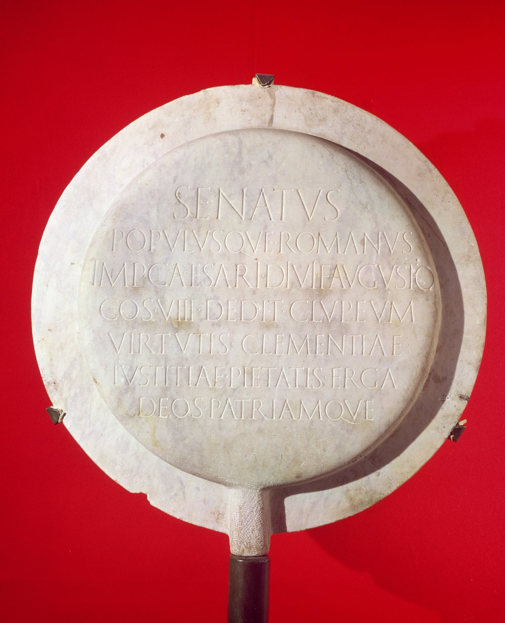 Escudo votivo em homenagem a Augusto (63-14 aC) 26 aC (mármore) de Roman