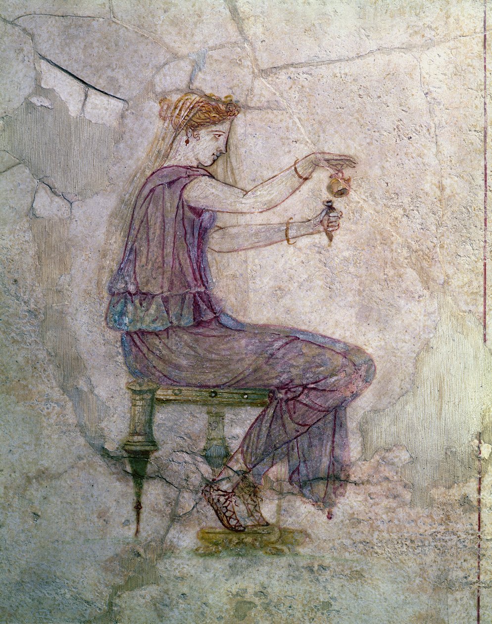 Mulher derramando perfume em um frasco de Roman