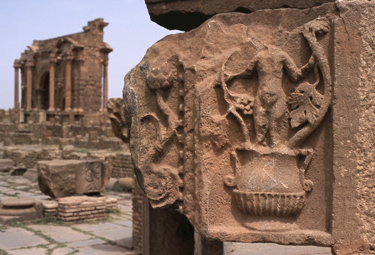 Fragmento arquitectónico com decoração esculpida, Sertius Market, Alto Período Imperial (27 aC-395 dC) (ver detalhe 267024) de Roman Imperial Period