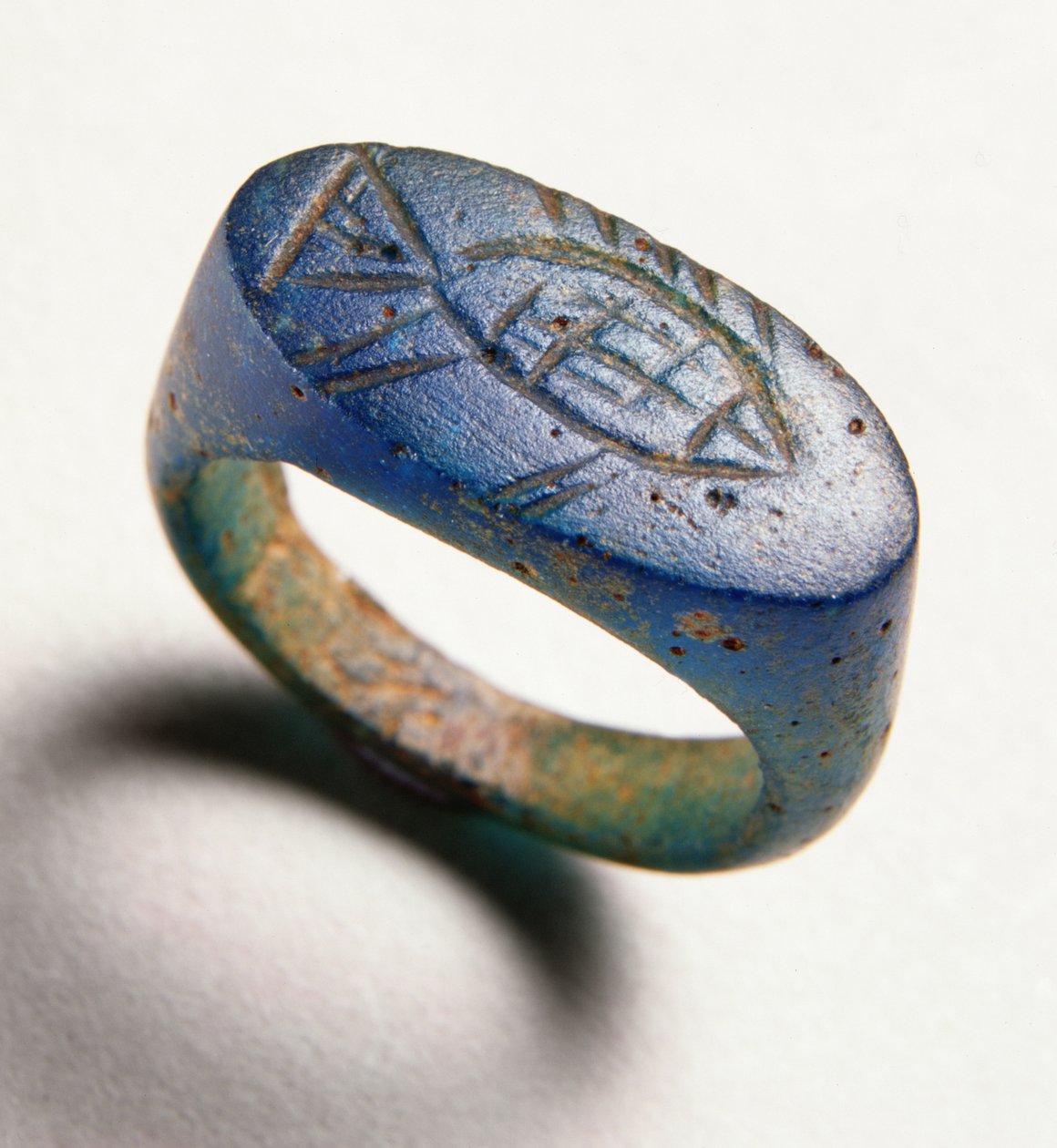 Anel de dedo com peixe gravado (vidro azul) de Roman Period Egyptian