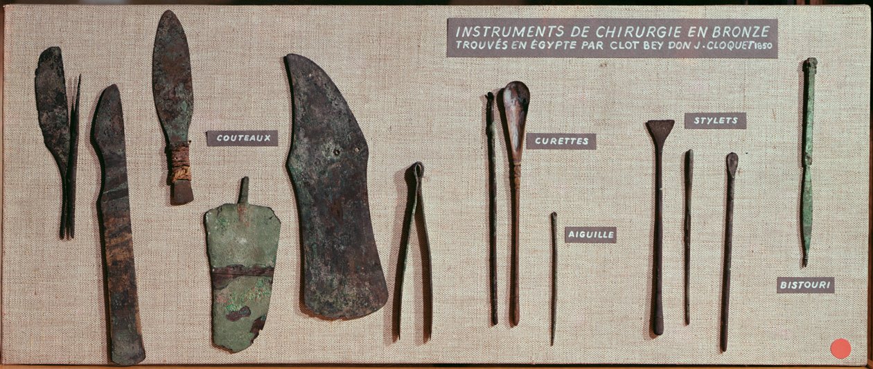Instrumentos cirúrgicos, encontrados no Egito por Antoine Barthelemy Clot Bey (1793-1868) (bronze) de Roman Period Egyptian