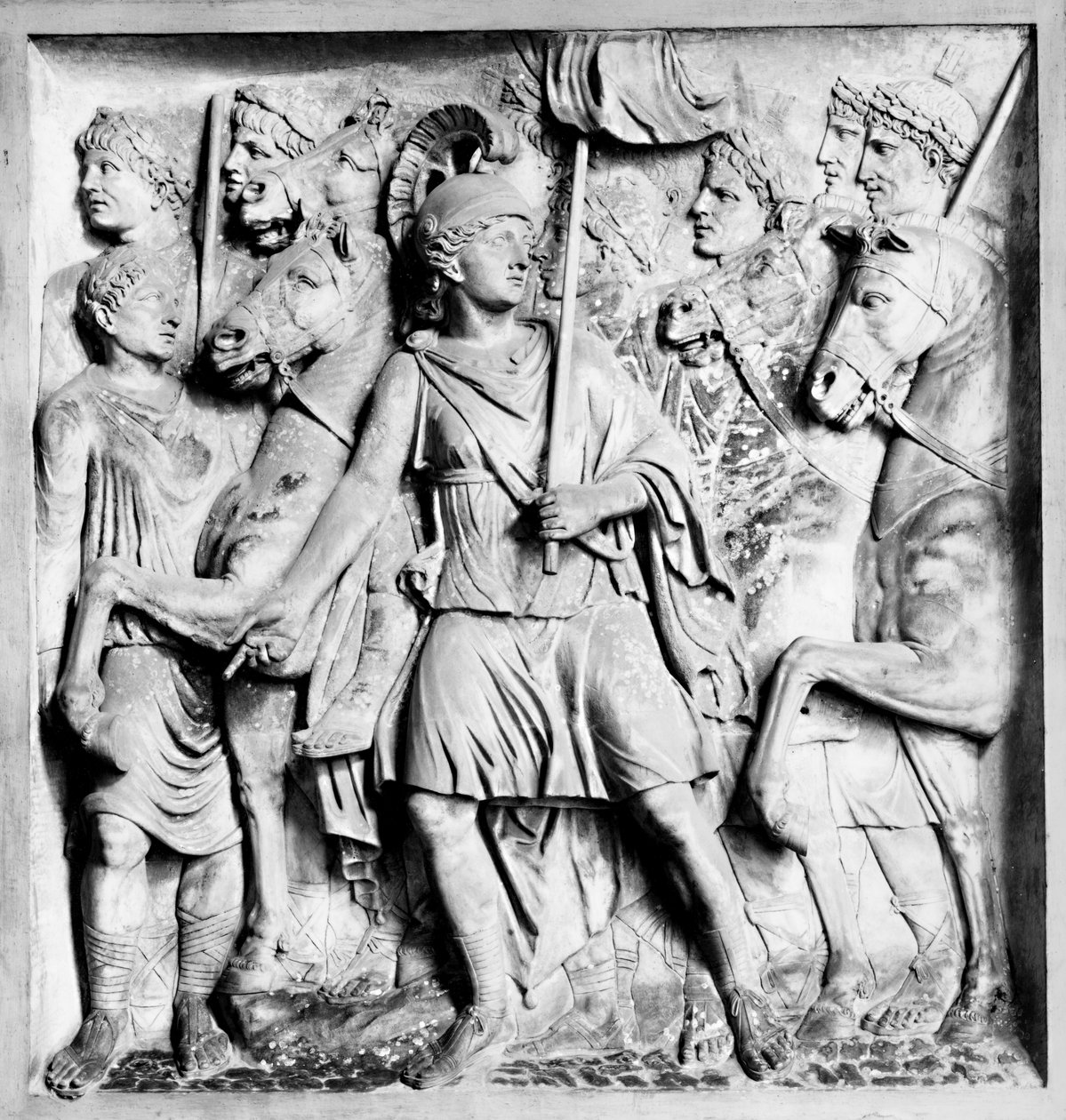 Fragmento de um relevo representando a Deusa Roma com guerreiros de Roman Roman