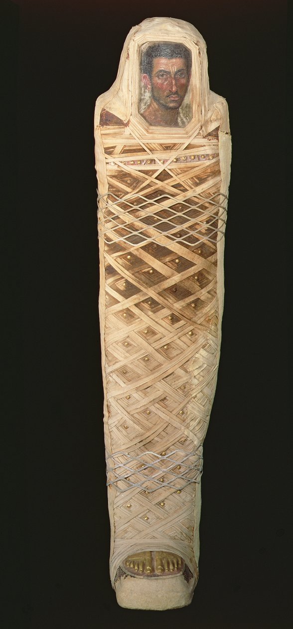 Múmia e retrato de um homem, escavado em Hawara, Período Romano 30 aC-395 dC, Egípcio, c.80-110 dC (encáustica em madeira) de Roman Roman