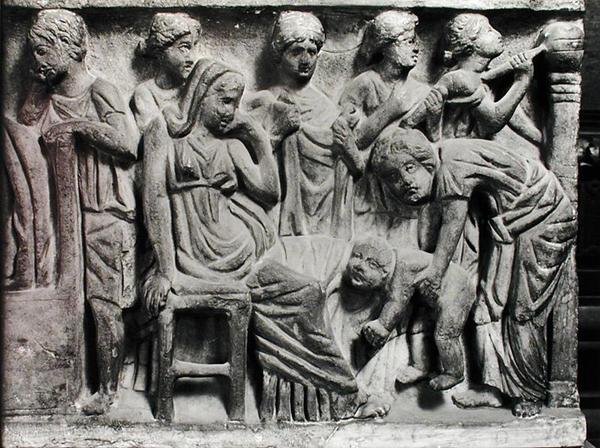 Relevo retratando uma mulher chorando sobre o morto, detalhe do Sarcófago da Conclamação de Roman Roman