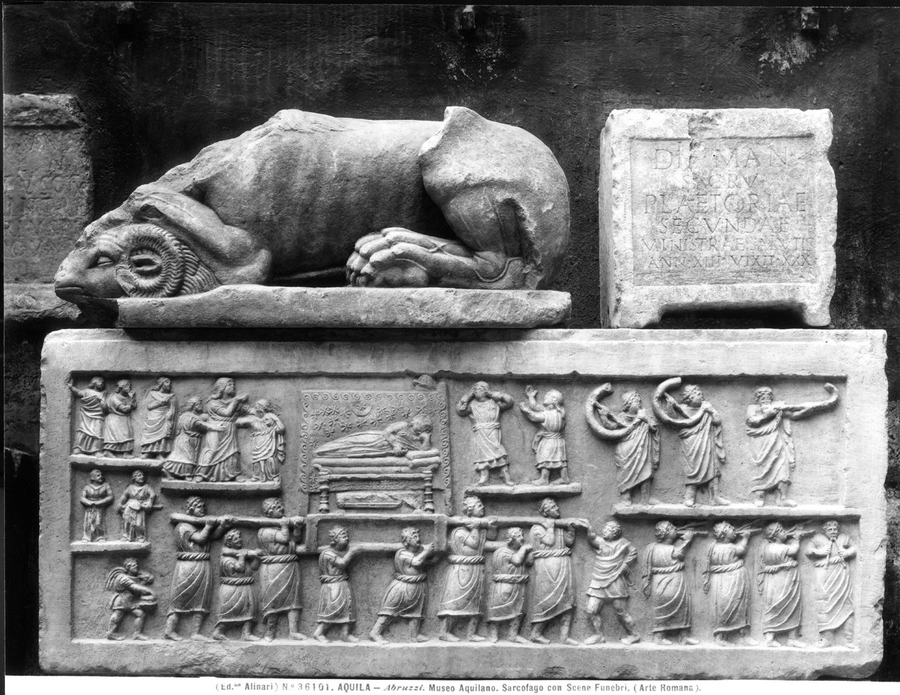 Sarcófago representando um cortejo fúnebre de Roman Roman