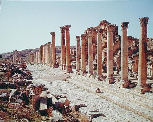 Vista da Rua das Colunas, originalmente construída c.39-76 aC de Roman Roman