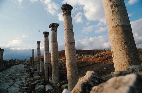 Vista da Rua das Colunas, originalmente construída c.39-76 aC de Roman Roman