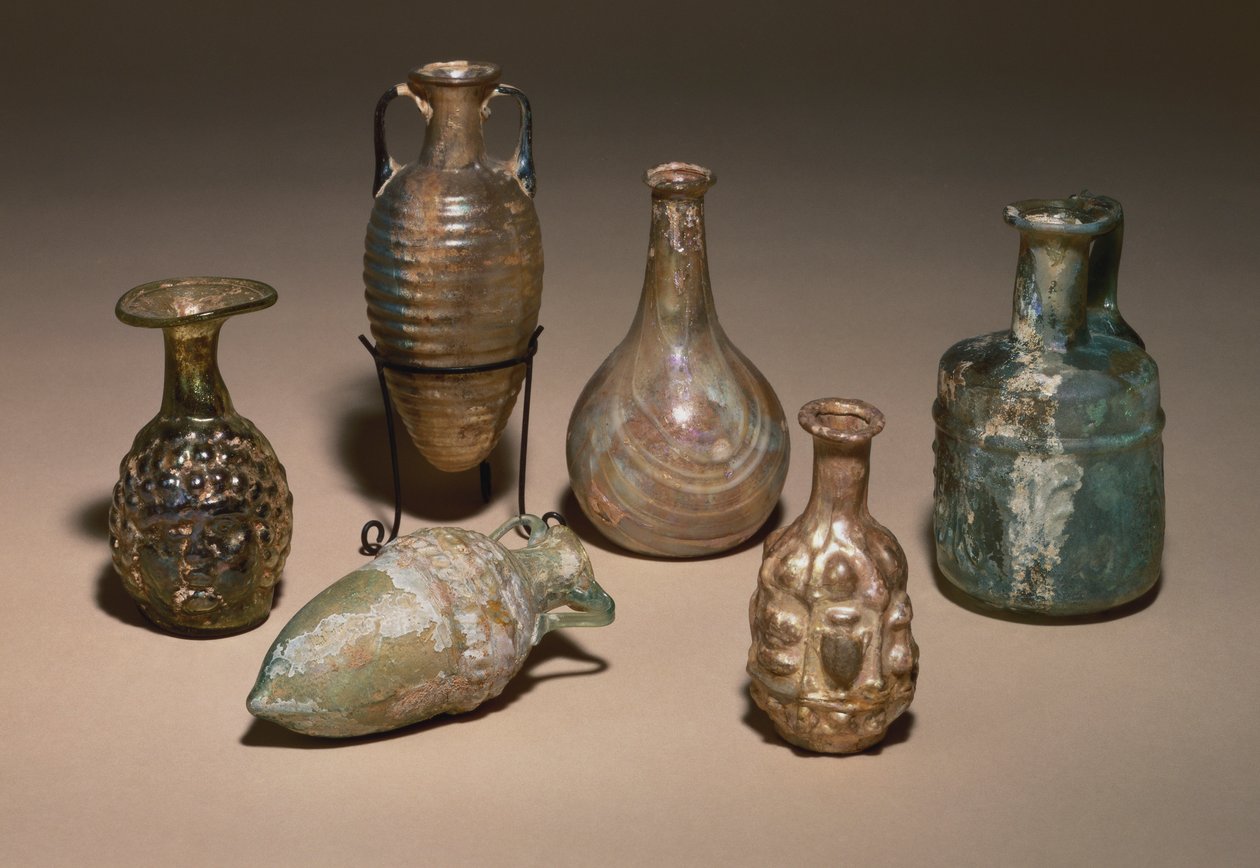 Um grupo de delicados frascos de cosméticos de vidro soprado e moldado romano, século 1 DC de Roman