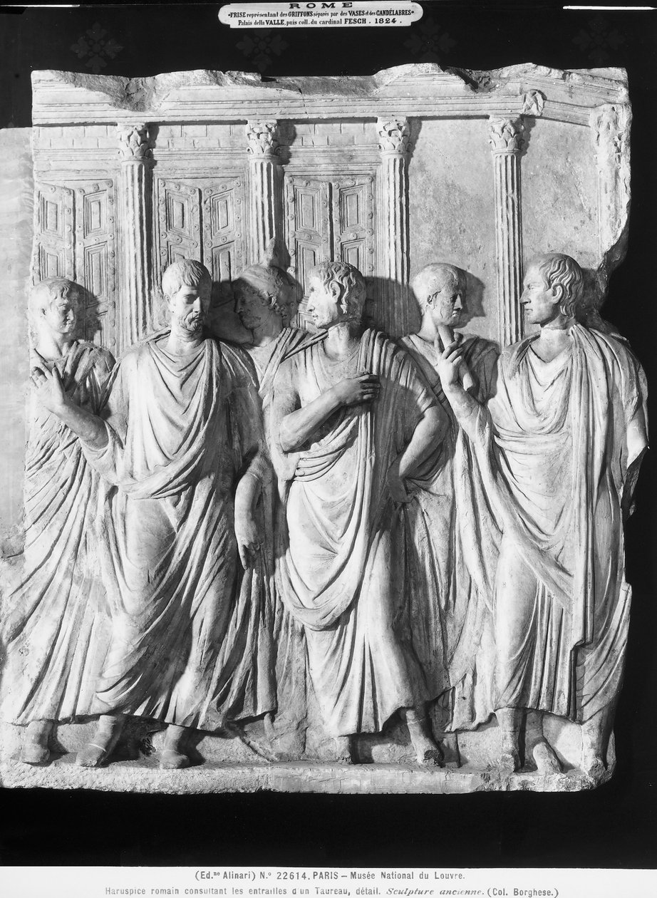 Um grupo de senadores fora do Templo de Júpiter (mármore) (ver 261376 amd 261377) de Roman