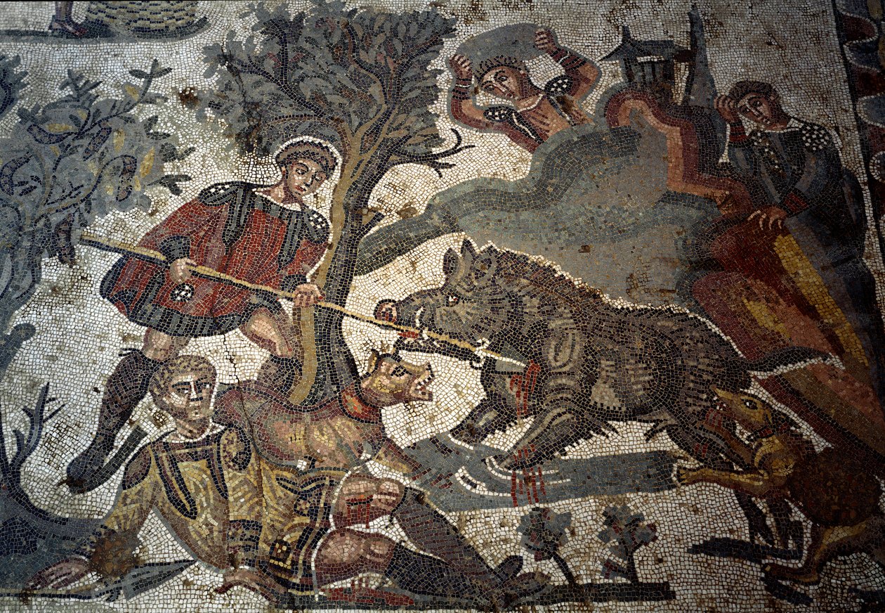 Um caçador ferido por um javali, um dos seus companheiros repele o animal com a sua lança, detalhe de "O pequeno grupo de caça", 315-350 de Roman