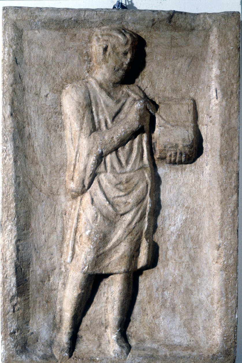Um homem a escrever com uma caneta numa tábua de cera, baixo-relevo romano, séc. II-3º. de Roman