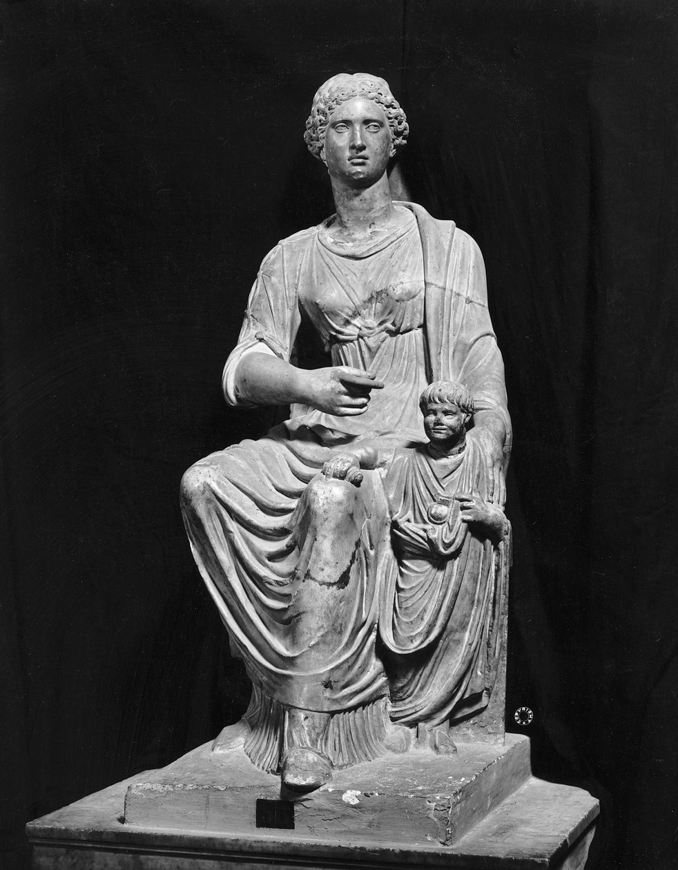 Agrippina, a Jovem (15-59 d.C.) com seu filho Nero (37-68 d.C.) (mármore) (foto a p/b) de Roman