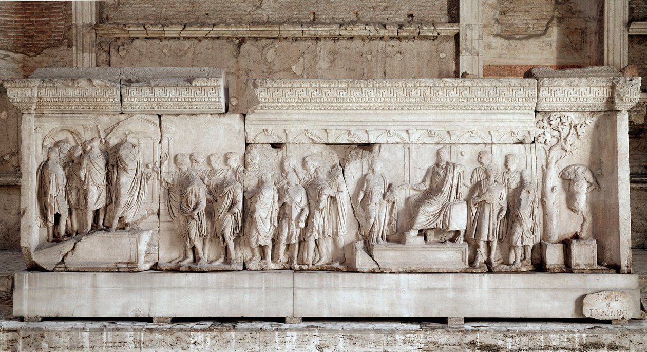 Anáglifo (ou mais) de Trajano retratando os fatos do Imperador Trajano (Traianus ou Traiano) (117-120): uma cena de caridade do Imperador para crianças pobres e órfãos. Meias de mármore gravadas em relevo. Dim. 521x16 cm Roma, Foro Romano (fórum romano), C de Roman