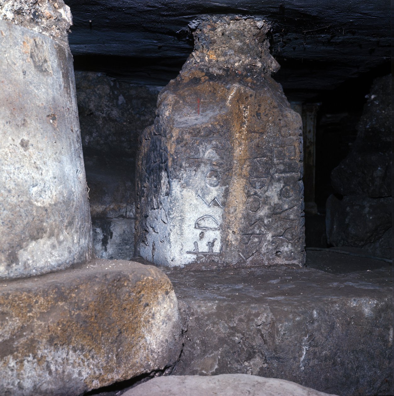 Roma Antiga, período arcaico: templo construído sob o lápis niger (pedra negra) no fórum romano e com uma das inscrições mais antigas em latim. Século VI a.C. Itália de Roman