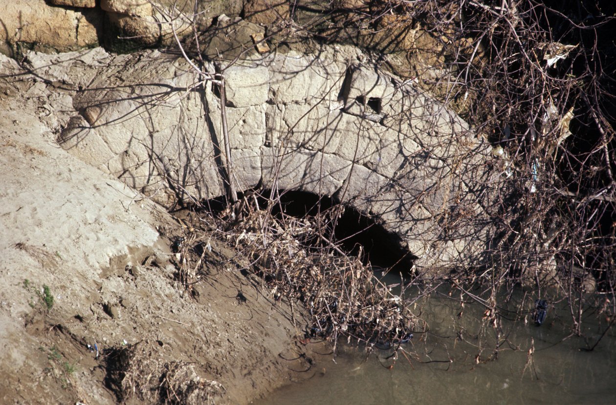 Roma antiga, período arcaico: vista da boca do Cloaca Maxima (Cloaca Massima ou Cloaque Maxime), colector de esgoto começa sob Tarquin o antigo e termina sob Tarquin o soberbo. Século VI a.C. de Roman
