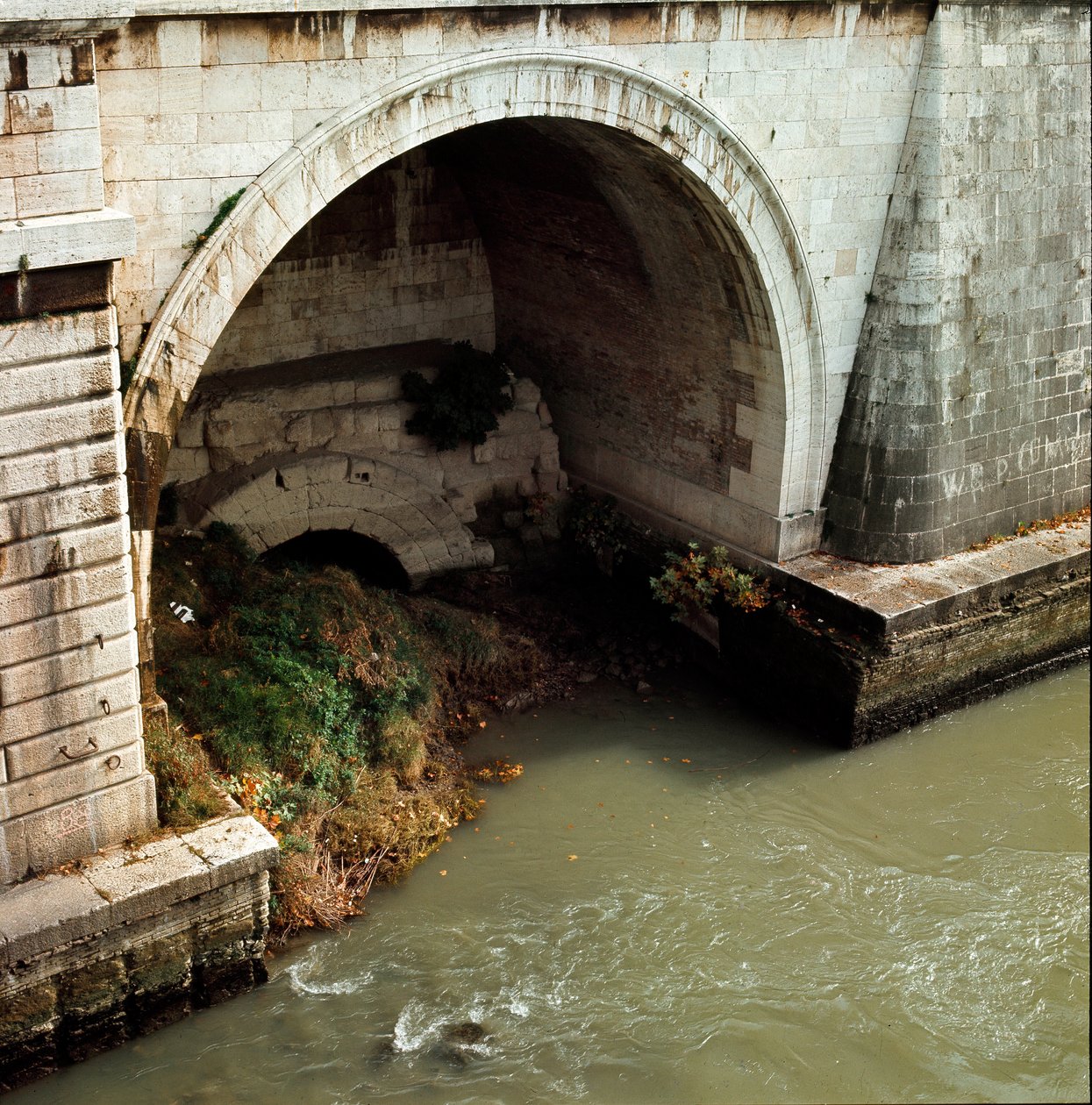 Roma antiga, período arcaico: vista da boca do Cloaca Maxima (Cloaca Massima ou Cloaque Maxime), colecionador começa sob Tarquín o velho e termina sob Tarquín o soberbo. Século VI a.C. Roma de Roman