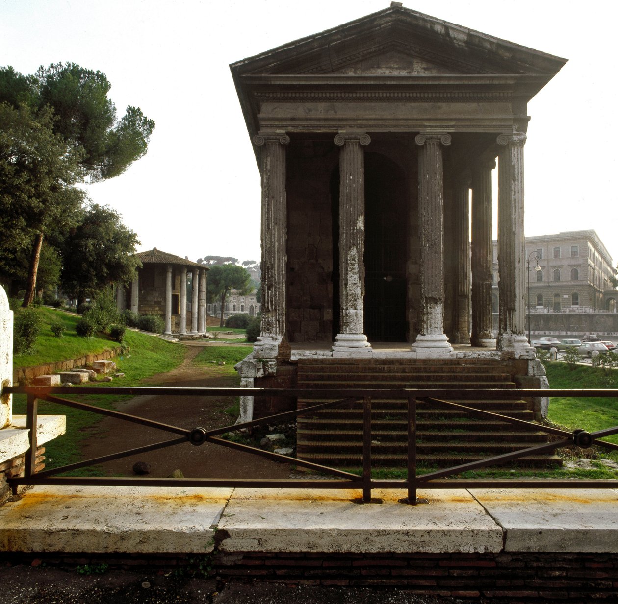 Roma antiga: vista do Tempio di Portuno (Templo de Portuno ou templo da fortuna humana) perto da praça da boca da verdade (Bocca della verita) do século II-1 a.C. Roma de Roman