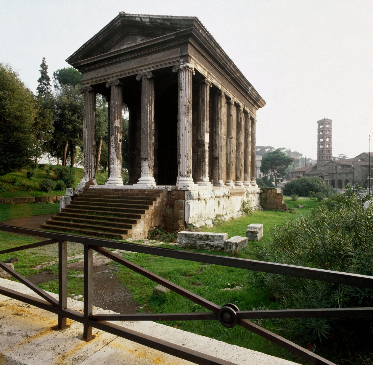 Roma antiga: vista do Tempio di Portuno (Templo de Portuno ou templo da fortuna humana) perto da praça da boca da verdade (Bocca della verita) do século II-1 a.C. Roma de Roman