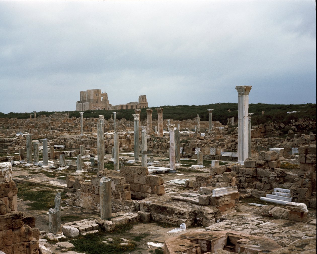 Sítio arqueológico e teatro romano, séc. II-XIII de Roman