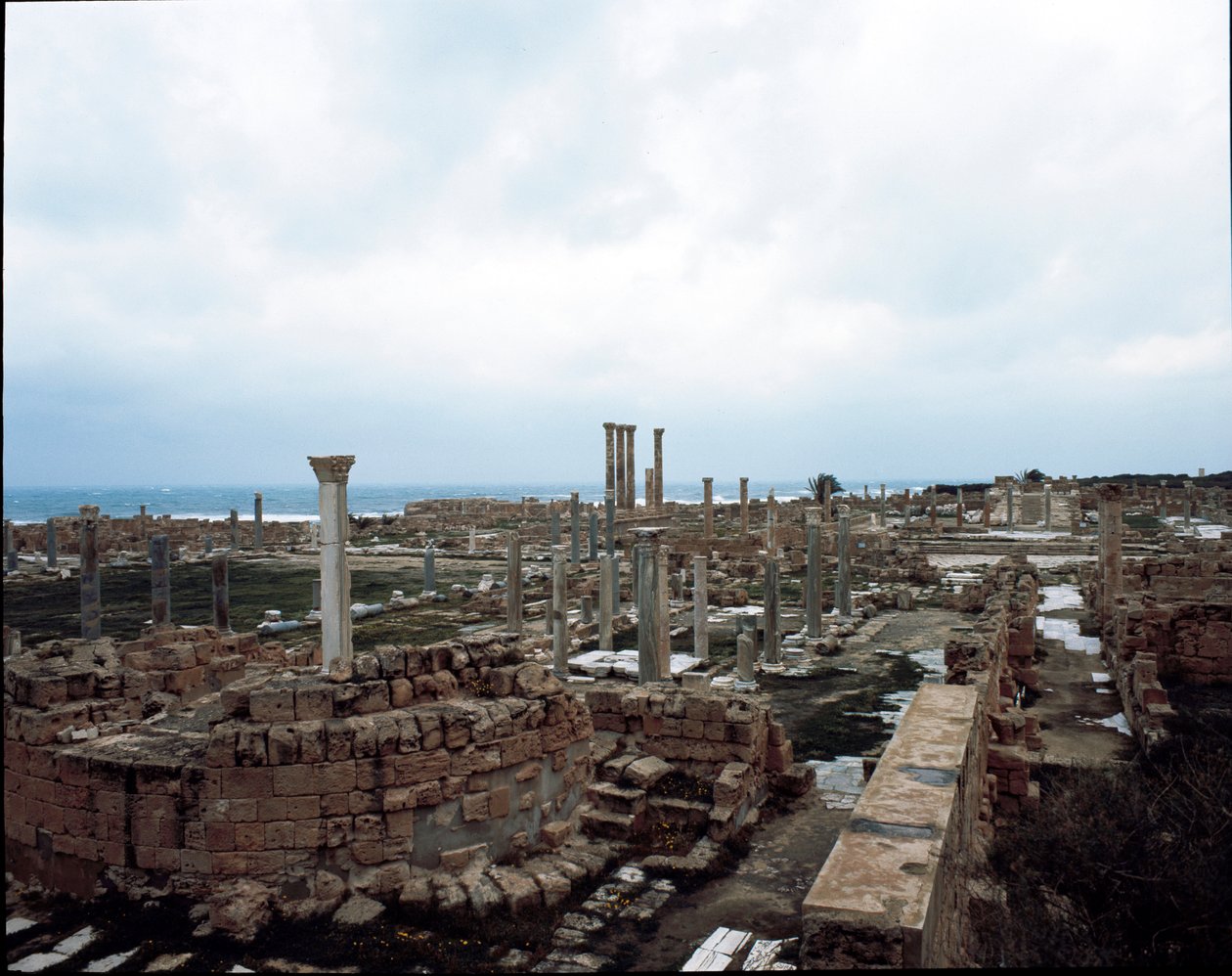 Sítio arqueológico e teatro romano, séc. II-XIII de Roman