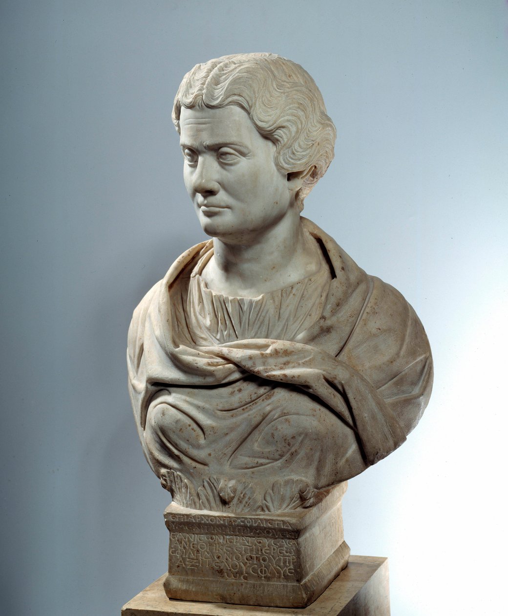 Arte da Roma Antiga: Busto de Melitina, preestrela da mãe dos deuses à pirea. Escultura por volta de 162. Paris, Musee Du Louvre de Roman