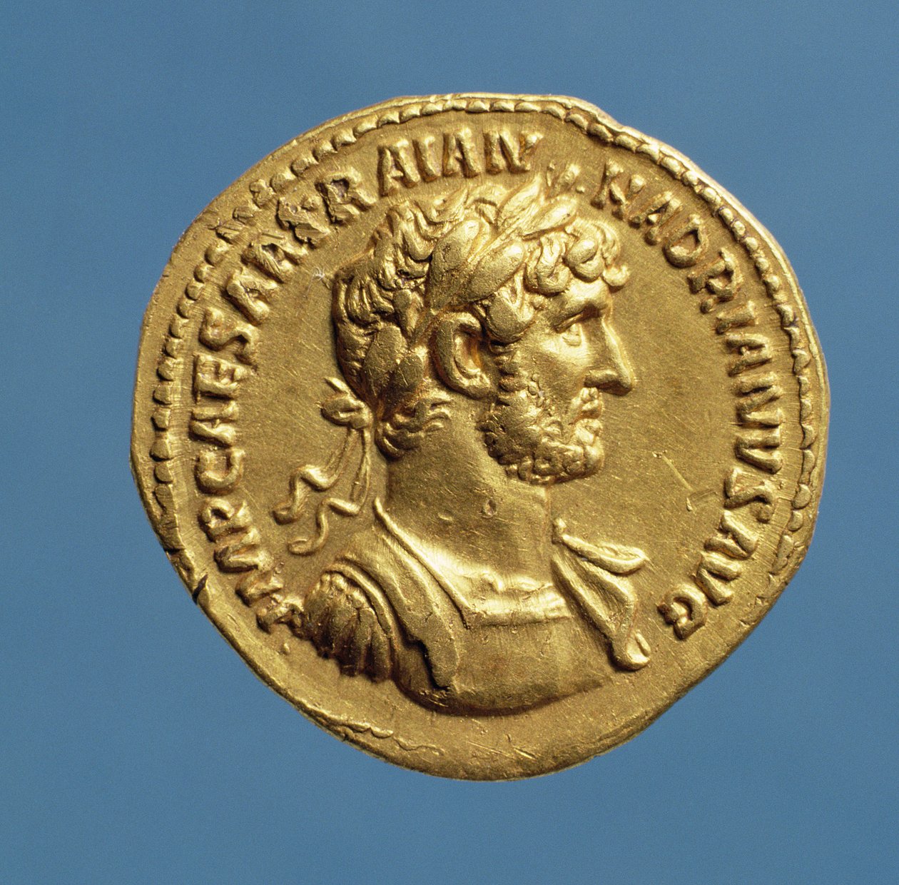 Aureus (anverso) de Adriano (AD 117-AD 138) coberto com uma coroa de louros. (ouro) Inscrição: IMP CAESAR TRAIAN HADIANVS AVG de Roman