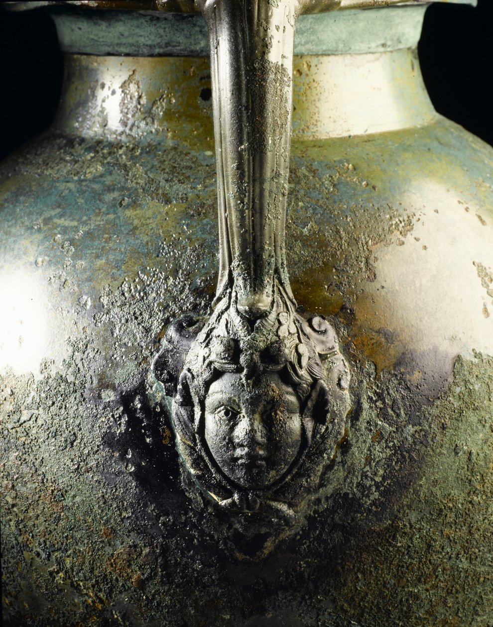 Base de um cabo de jarro de vinho, representando a cabeça de Baco, do sítio romano em Newstead, Melrose, final do século I d.C. (bronze) (detalhe de 193005) de Roman
