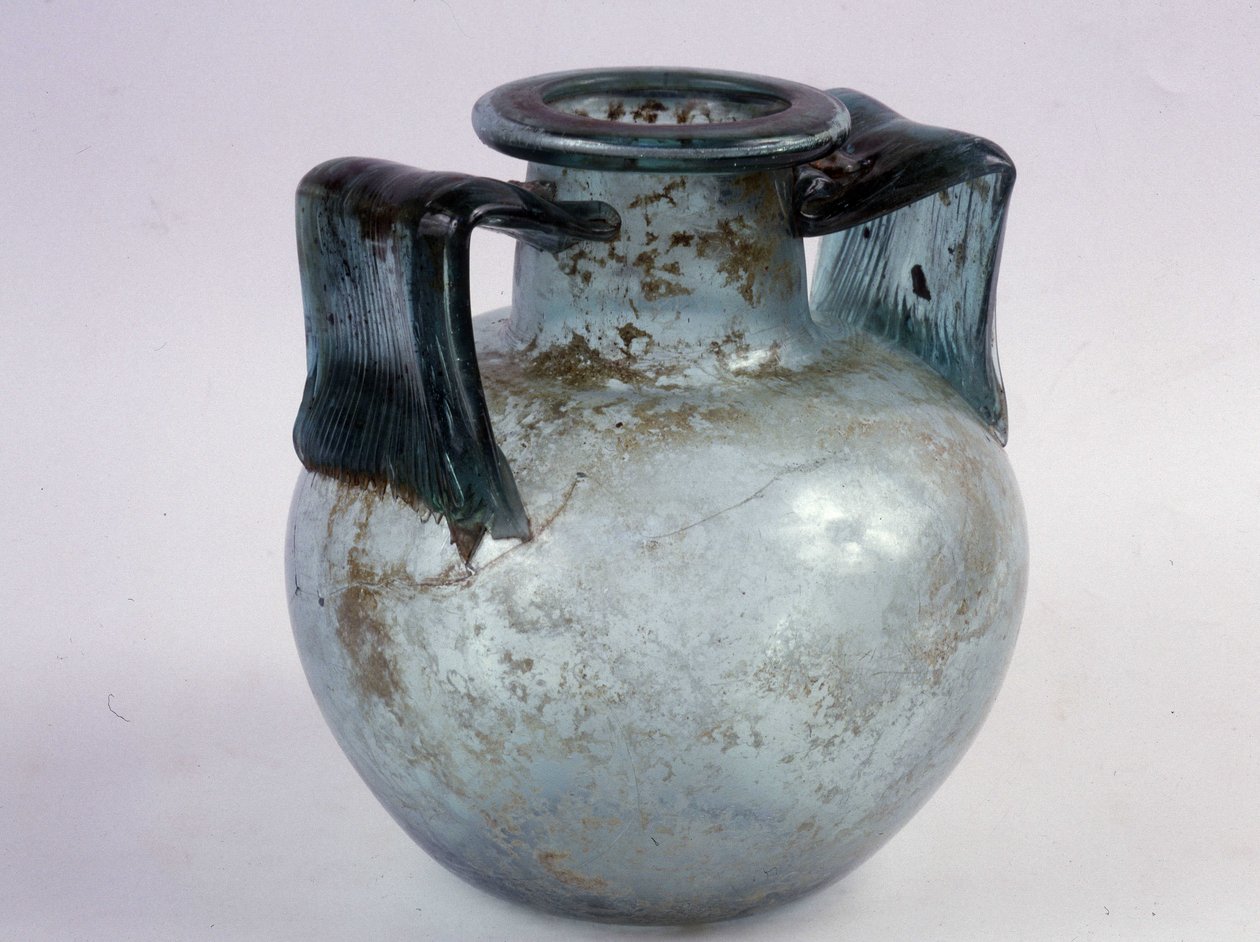 Urna cinerária de vidro azul com asas estriadas. de Roman