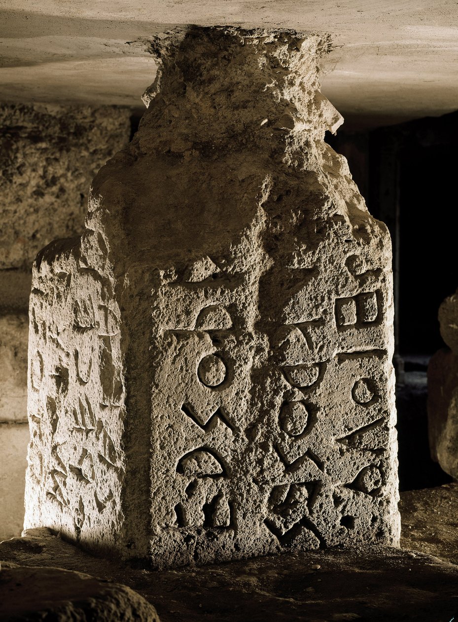 Borne (ou cippe) do Fórum Romano (Foro Romano) encontrado sob o arco de Septime Severe. Inscrição gravada em latim. Século VI a.C. Roma, Forum Romanum - Estela (cippo) com texto gravado em latim de uma lei sagrada, do Lápis Níger. Pedra, século VI a.C. de Roman