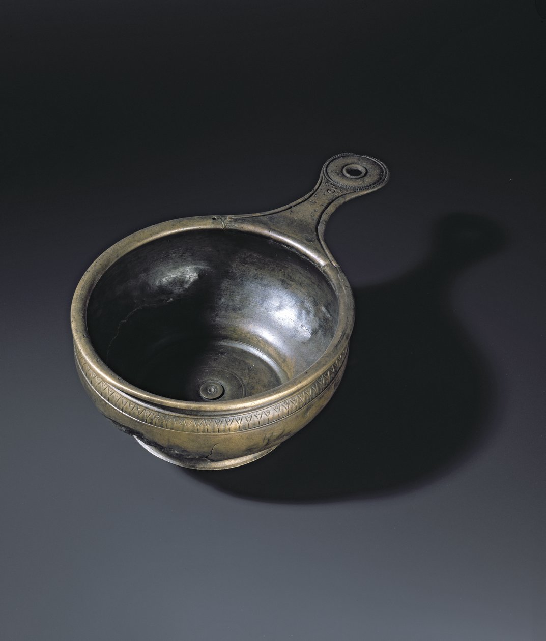 Pátera de bronze ornamentada no bojo, base e cabo, de Whitehill, Westruther de Roman