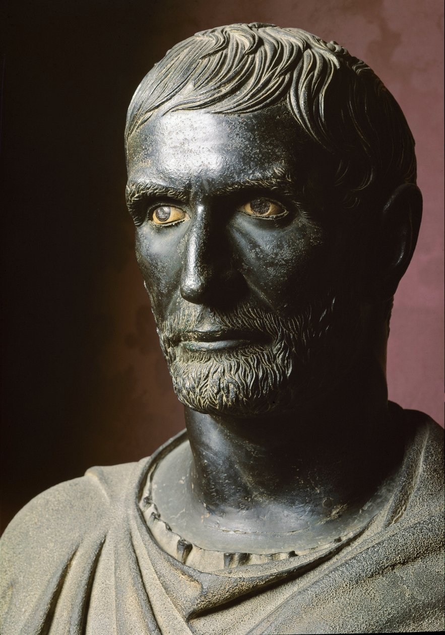 Busto de Brutus (Bruto Capitolino) (Capitolin) - Escultura em bronze. 300 AC, Dim. 79 cm - Roma, Musei Capitolini, Palazzo dei Conservatori, Sala dei Trionfi - Busto de Lucius Junius Brutus, conhecido como Capitolino Brutus - Escultura em bronze. de Roman