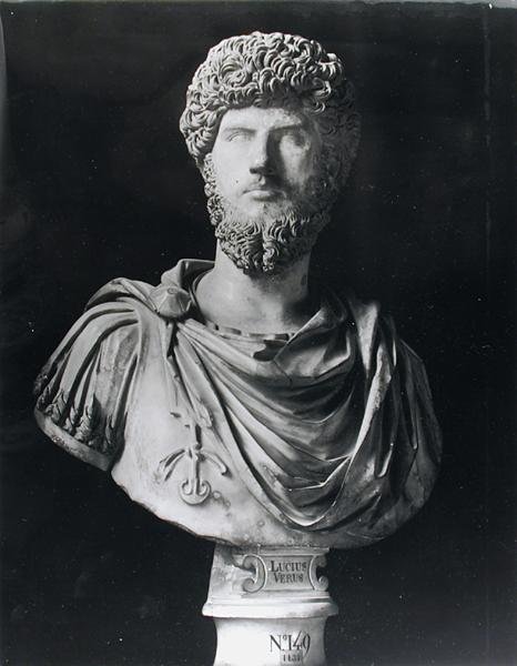Busto do Imperador Lucius Verus (138-169 d.C.) (mármore) (foto a p/b) de Roman