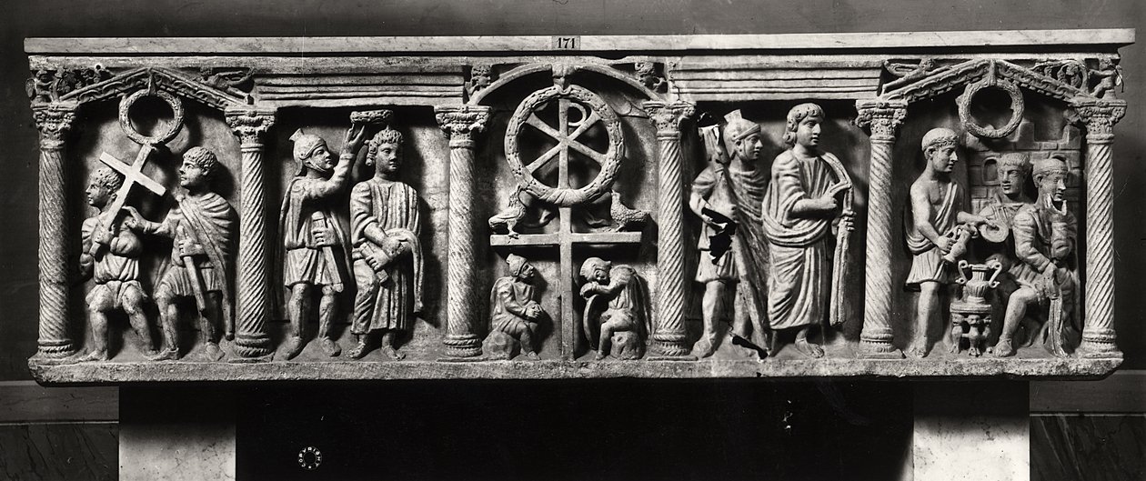 Sarcófago cristão decorado com cenas da Paixão de Cristo incluindo a prisão e Cristo diante de Pôncio Pilatos, das Catacumbas de São Domitilla (mármore) (foto a p/b) de Roman