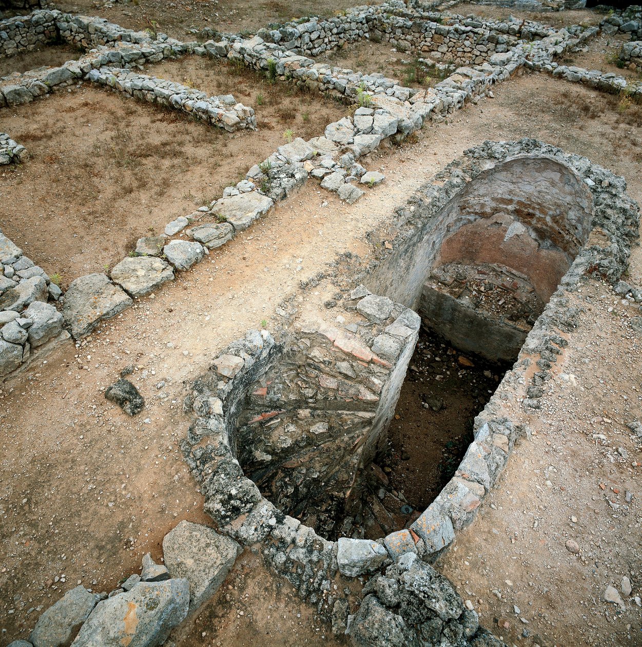 Cisterna da cidade greco-romana de Ampúrias (Empórios), século II a.C. (foto) de Roman