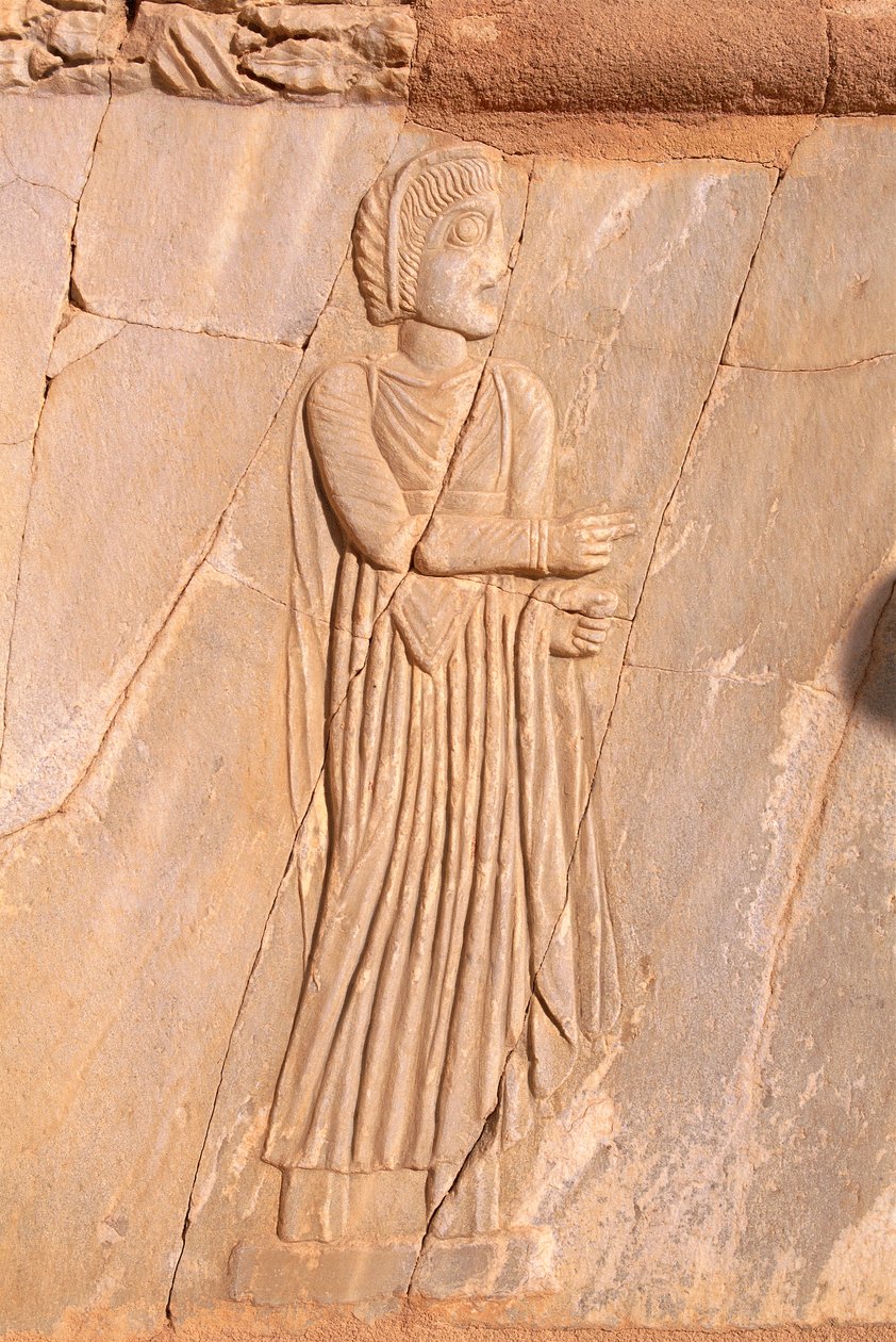 Grande plano do relevo decorativo do palco do teatro de Sabratha, Líbia, Tripolitânia. de Roman