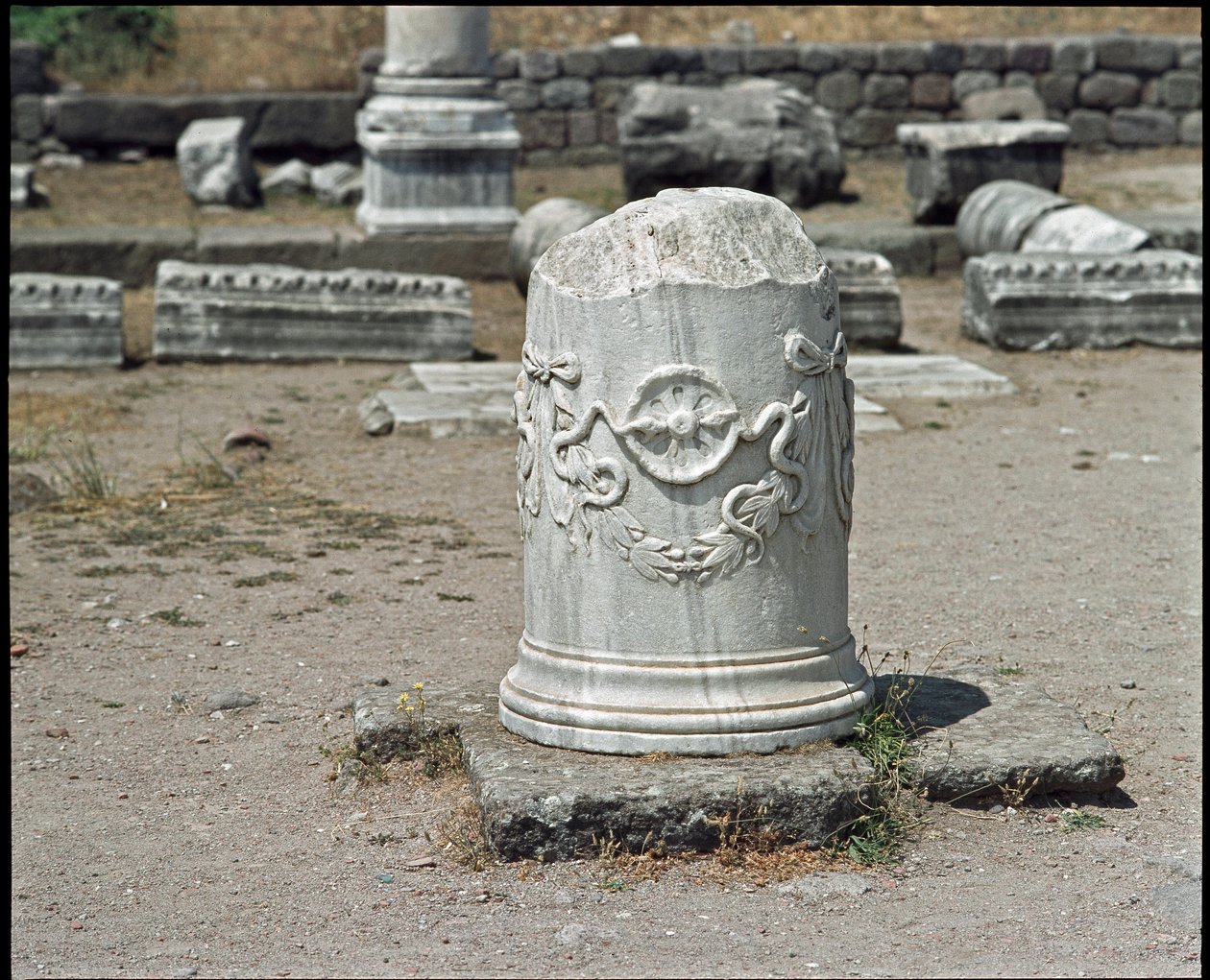 Coluna decorada com o símbolo do deus Asclepios. Santuário de Asclepios (283 a 133 a.C.) de Roman