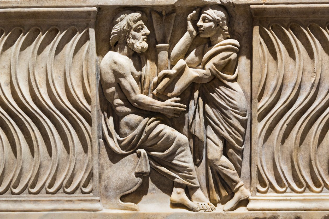 Decoração sobre um sarcófago, imagem de um filósofo e musa (mármore) de Roman