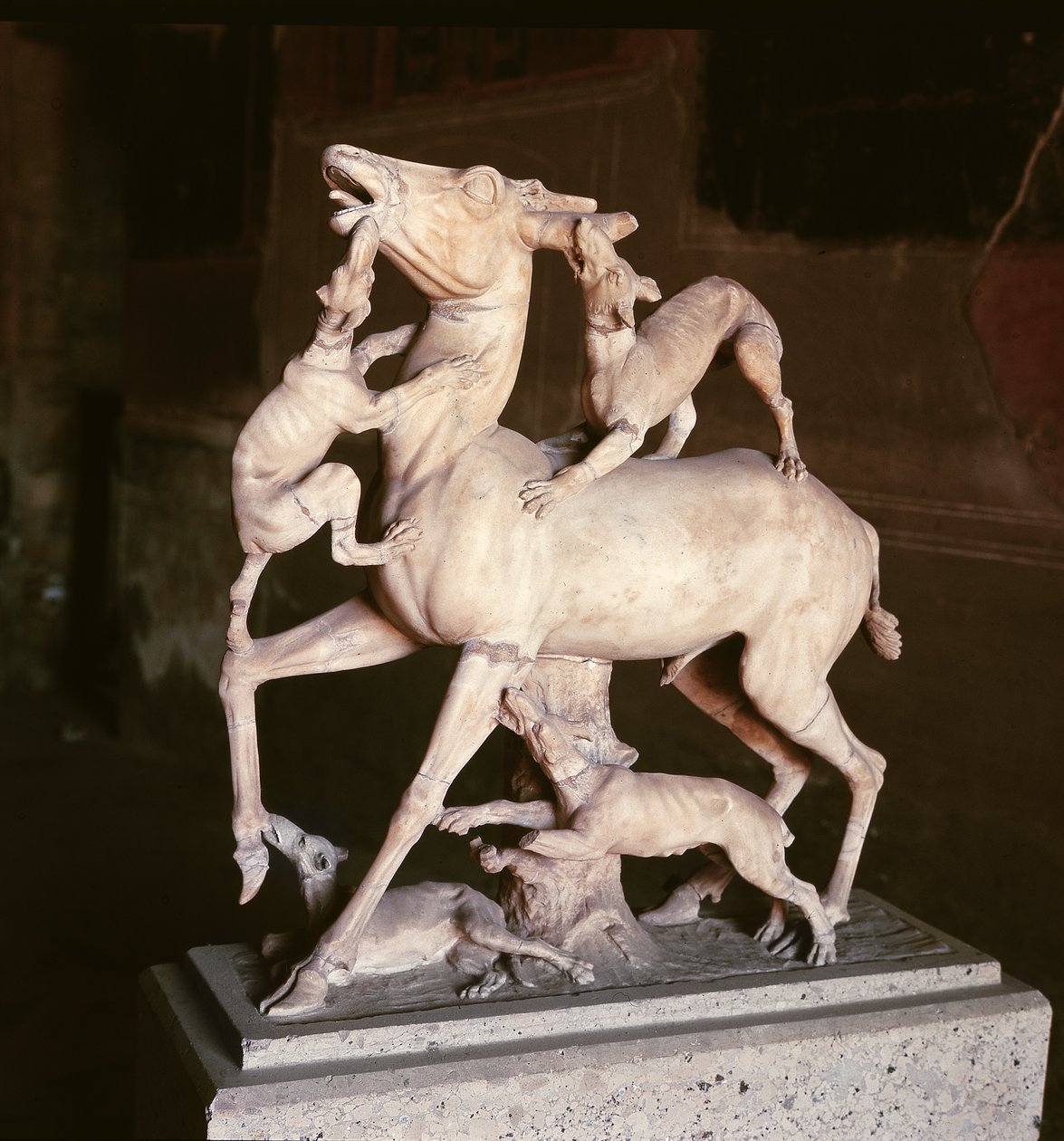 Veado atacado por cachorros, da Casa dos Veados (mármore) de Roman