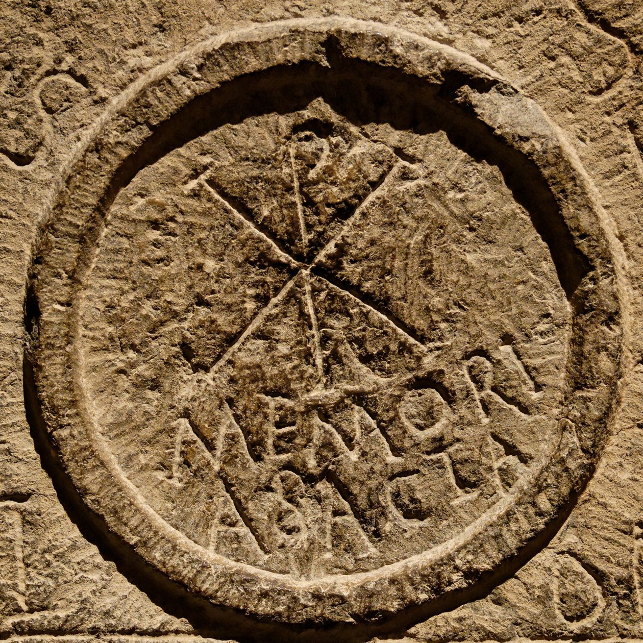 Detalhe de um altar de pedra representando uma abreviatura para o nome de Jesus Cristo, Norte da África, século 4 DC de Roman