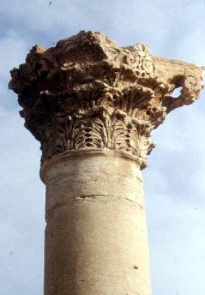 Detalhe de uma coluna e capital coríntia, romana, século II (foto) de Roman