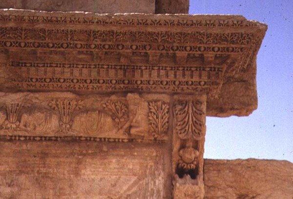 Detalhe de uma entablatura decorada com bustos de retrato, romana, século II (foto) de Roman