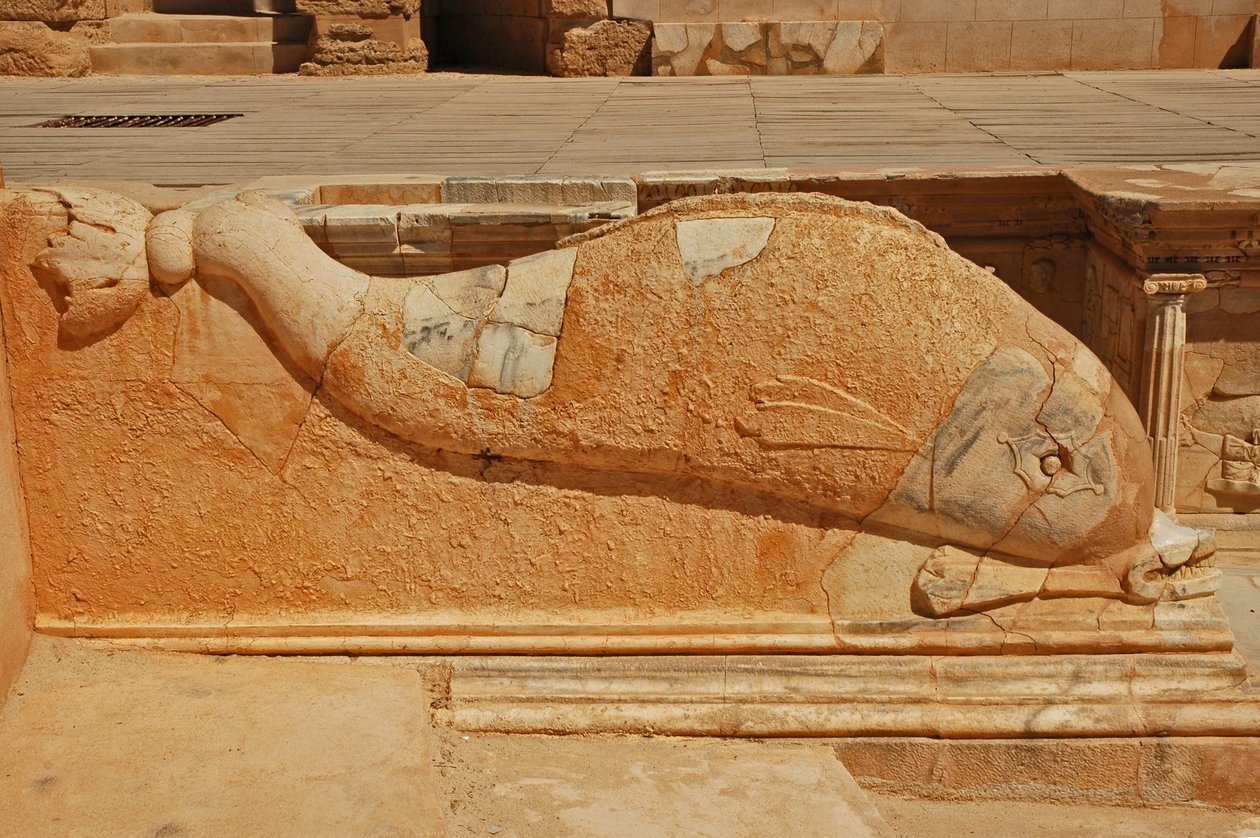 Escultura de golfinhos, baixo-relevo no Proscênio do teatro romano, Sabratha, Líbia, século II d.C. de Roman
