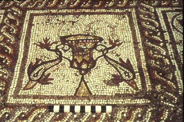 Mosaico dos golfinhos, Insula XXVIII, Edifício 3, século II a.C. (mosaico) de Roman