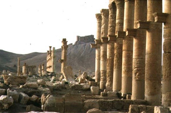 A primeira parte da rua com colunatas que forma o eixo principal da cidade, levando a um templo funerário e Qalaat Ibn Maan, um castelo árabe do século XVII, construído na primeira metade do século II (foto) de Roman