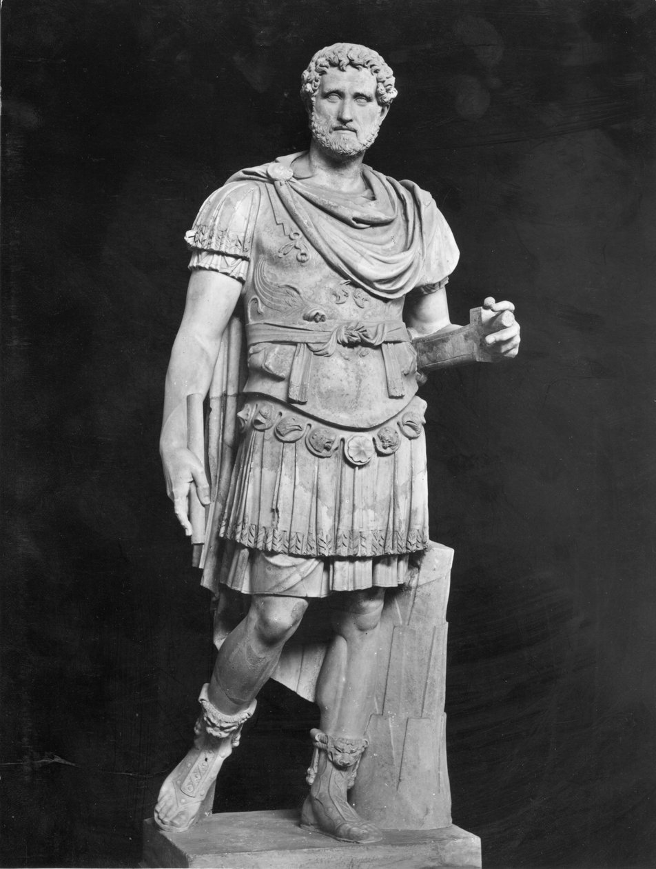 Imperador Antoninus Pius (AD 86-161) (mármore) (foto a p/b) de Roman