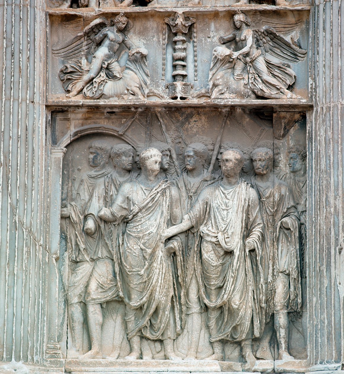 O Imperador Trajano (Traianus ou Traiano) (53-120) vai ao fórum no seu regresso da Germânia em 99 d.C. pelo Praefectus Urbis, prefeito de Roma. Baixo relevo. Benevento, Arco Traianeo ©Luisa Ricciarini/Leemage de Roman