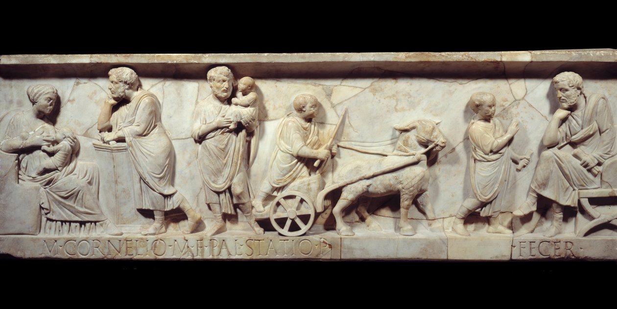 Fragmento do sarcófago de Marcus Cornelius Statius Por volta do ano 150 d.C. - Roma Antiga: Rosto de um sarcófago romano. Cena da vida de uma criança que cresce desde o nascimento até à aprendizagem. Paris, Musee Du Louvre de Roman