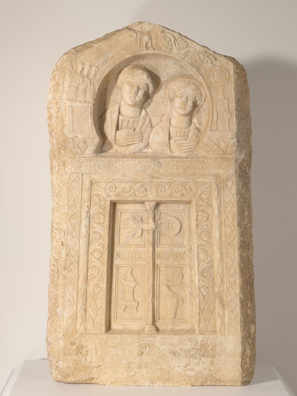 Estela funerária do sacerdote Dionísio e sua esposa, Tertia, c.240-260 (mármore) de Roman